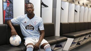 Pape Cheikh posa en el vestuario del Celta durante su presentación tras regresar al club vigués.