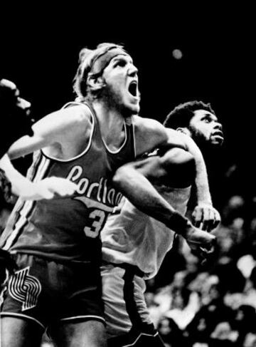 Kareem en pugna con Bill Walton, otro pívot mítico formado en UCLA.