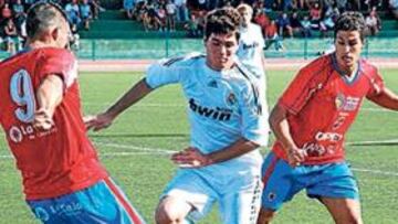 <b>PRESIÓN. </b>El lanzaroteño Rosmen intenta despejar el balón ante Cristian.
