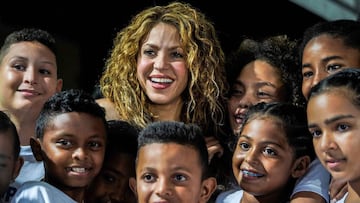 Colombian singer Shakira poses with children in Barranquilla, Colombia, during the groundbreaking ceremony for the construction a school supported by her foundation "Pies Descalzos" and the Barca Foundation. - Shakira will give a concert in Bogota on Nove