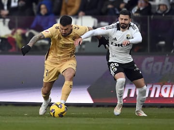 Dioni pugna con Pipa Ávila en el Burgos-Málaga de la primera vuelta.