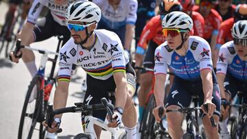 Los ciclistas del Quick-Step Alpha Vinyl Julian Alaphilippe y Remco Evenepoel compiten durante la Lieja-Bastoña-Lieja 2022.