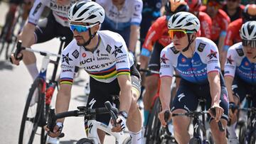 Los ciclistas del Quick-Step Alpha Vinyl Julian Alaphilippe y Remco Evenepoel compiten durante la Lieja-Basto&ntilde;a-Lieja 2022.