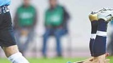 <b>LUCHA BALDÍA</B>. Un día más, Torres peleó en solitario con la zaga rival. El Niño rozó el gol, que hubiese premiado su demostración de carácter.