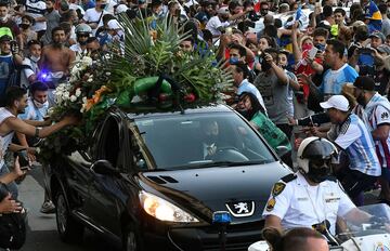 El cortejo fúnebre, que terminó en el cementerio de Bella Vista, estuvo rodeado de decenas de aficionados. Una caravana de seguidores lo acompañó todo el camino.