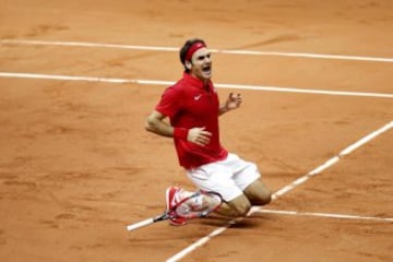 Roger Federer celebra tras vencer a Richard Gasquet para el primer título de Suiza en Copa Davis.