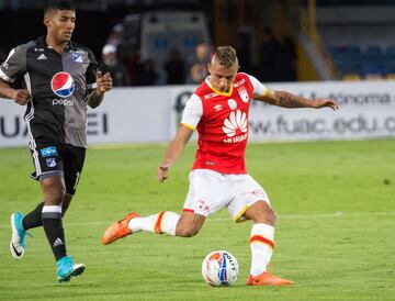 Santa Fe y Millonarios se enfrentaron en el estadio El Campín por la décima fecha de la Liga Águila II-2017, jornada de clásicos regionales en el fútbol colombiano.