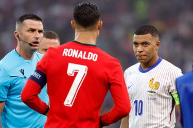 Kylian Mbappé observa a su ídolo de la infancia.