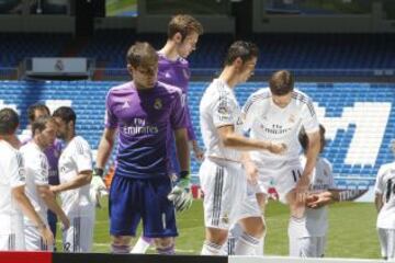 El Real Madrid C. F. y Emirates presentaron el nuevo acuerdo de patrocinio entre ambas entidades y la camiseta de la temporada 2013/14, que llevará el nombre de la compañía aérea.Al acto también acudieron los jugadores de la plantilla blanca, que posaron con las nuevas equipaciones.