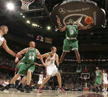 Otro caso curioso: drafteado por Phoenix Suns (número 21, 2006) y enviado a los Celtics. El pick con el que fue elegido había comenzado viaje en los Lakers y pasó por los propios Celtics y los Hawks.
