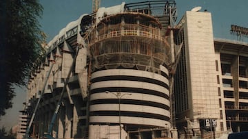 Para acceder a las nuevas gradas y una mejor evacuación se construyeron cuatro torres en el exterior del estadio dotadas de dos escaleras centrales y una rampa helicoidal.
