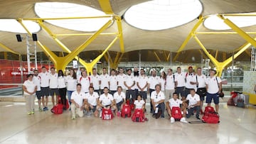 La avanzadilla del equipo español, en el aeropuerto de Barajas.