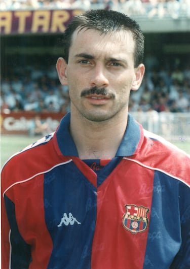 Criado en las categorías inferiores del Barcelona, y tras un breve paso por el Osasuna, debutó con el primer equipo en la temporada 1994-1995, la última que jugó como blaugrana. 