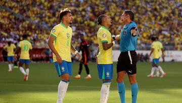 SANTA CLARA, CALIFORNIA - JULY 02: Raphinha of Brazil argues with Referee Jesus Valenzuela during the CONMEBOL Copa America 2024 Group D match between Brazil and Colombia at Levi's Stadium on July 02, 2024 in Santa Clara, California.   Ezra Shaw/Getty Images/AFP (Photo by EZRA SHAW / GETTY IMAGES NORTH AMERICA / Getty Images via AFP)
