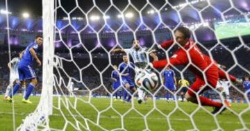 El portero bosnio Asmir Begovic no es capaz de detener el gol en propia puerta de Sead Kolasinac.