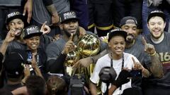 OAKLAND, CA - JUNE 19: LeBron James #23 of the Cleveland Cavaliers celebrates with his sons LeBron Jr. and Bryce after defeating the Golden State Warriors 93-89 in Game 7 of the 2016 NBA Finals at ORACLE Arena on June 19, 2016 in Oakland, California. NOTE TO USER: User expressly acknowledges and agrees that, by downloading and or using this photograph, User is consenting to the terms and conditions of the Getty Images License Agreement.   Ronald Martinez/Getty Images/AFP
 == FOR NEWSPAPERS, INTERNET, TELCOS &amp; TELEVISION USE ONLY ==