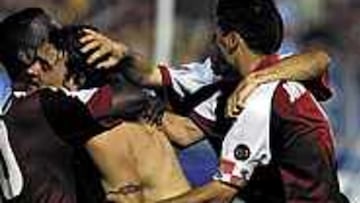 Tote festejando su golazo al Málaga en septiembre de 2001.