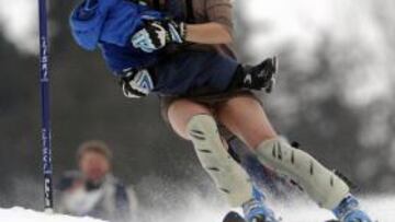 Sarah Schleper se retira con minifalda y su hijo en brazos