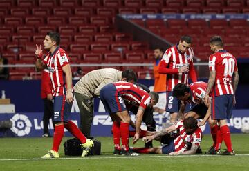 Los jugadores del Atlético de Madrid celebran el gol de Luis Suárez, mientras Trippier se queja en el suelo de una posible lesión. 