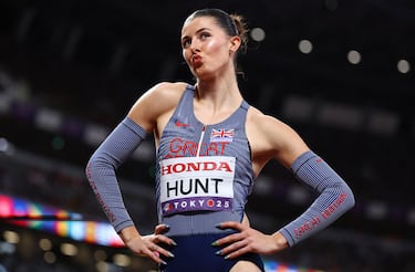 La británica Amy Hunt celebra tras quedar segunda en su semifinal de 200 metros.