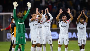 Melgar players wave at the end of the Copa Sudamericana football tournament semifinal first leg match between Independiente del Valle and Melgar, at the Rodrigo Paz Delgado (LDU) stadium in Quito, on August 31, 2022. (Photo by Rodrigo BUENDIA / AFP)