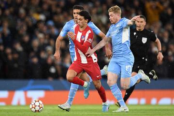 Jo?o F¨¦lix entre Rodrigo Hern¨¢ndez y Kevin De Bruyne.