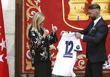 La presidenta de la Comunidad de Madrid, Cristina Cifuentes, y el capitán del Real Madrid, Sergio Ramos, durante la recepción ofrecida a la plantilla del Real Madrid