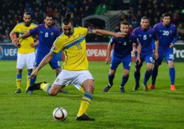 Moldavia-Suecia. Zlatan Ibrahimovic en el lanzamiento de un penalti.