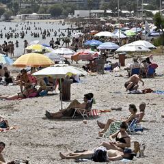 En Grecia vuelven a la playa con ola de calor y distancia