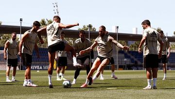 Los jugadores del Real Madrid, en un rondo durante el entrenamiento de este sábado.