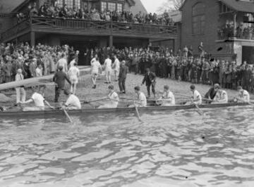 Marzo 1929, los equipos recogen las embarcaciones tras la finalización de la carrera.