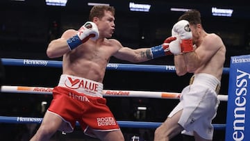 Canelo golpea a Smith.