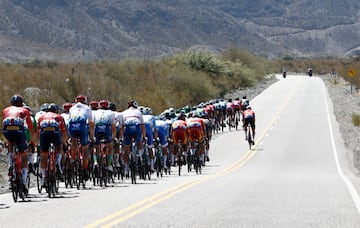 Fernando Gaviria ganó la cuarta etapa de la carrera argentina. Se impuso en el embalaje ante Peter Sagan y celebró por primera vez con el Movistar Team.