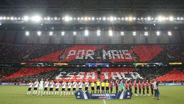 Soccer Football - Recopa Sudamericana - First Leg - Athletico Paranaense v River Plate - Arena da Baixada, Curitiba, Brazil - May 22, 2019 Teams line up during the national anthem before the match REUTERS/Rodolfo Buhrer TPX IMAGES OF THE DAY