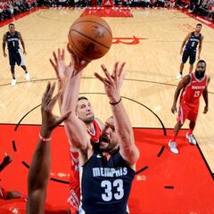 ¡Los Grizzlies, invictos! Marc (26) acaba con Harden en Houston