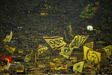 Los aficionados del Dortmund ondean banderas y exhiben sus bufandas antes del partido.
La Sudtribune es el fondo sur del campo del Borussia, más conocido como el ‘Muro Amarillo’.