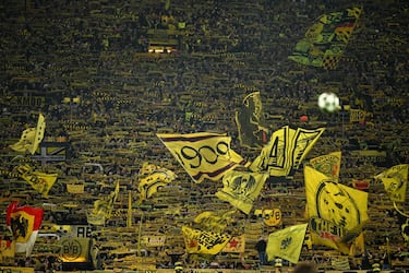 Los aficionados del Dortmund ondean banderas y exhiben sus bufandas antes del partido.
La Sudtribune es el fondo sur del campo del Borussia, más conocido como el ‘Muro Amarillo’.