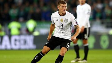 Kroos, futbolista del Real Madrid, jugando con la Selección de Alemania.
