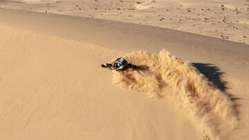 Una de las increíbles imagenes del trailer pilotando por el desierto