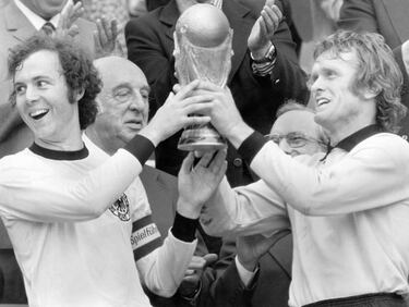 El capitán del equipo de Alemania Federal Franz Beckenbauer entrega la Copa Mundial de la FIFA a Sepp Maier (derecha) tras la victoria por 1-2 contra los Países Bajos en la final de Múnich el 7 de julio de 1974. 