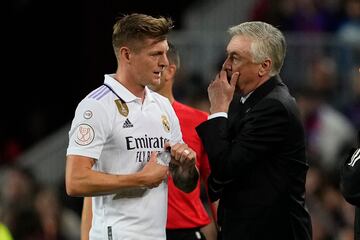 Ancelotti gives instructions to Kroos during the Clásica.
