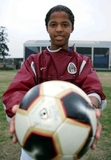 Fue una de las grandes figuras de México en el Mundial Sub 17 de 2005. Fue merecedor del Balón de Plata del campeonato, que lo acreditaba como el segundo mejor jugador. Nació en Monterrey pero creció en Barcelona, donde se forjó en la cantera del Barcelona, equipo con el que debutó en 2007.