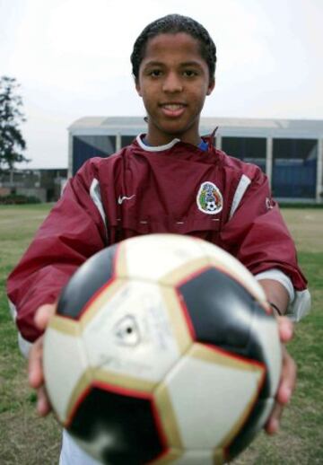 Fue una de las grandes figuras de México en el Mundial Sub 17 de 2005. Fue merecedor del Balón de Plata del campeonato, que lo acreditaba como el segundo mejor jugador. Nació en Monterrey pero creció en Barcelona, donde se forjó en la cantera del Barcelona, equipo con el que debutó en 2007. 