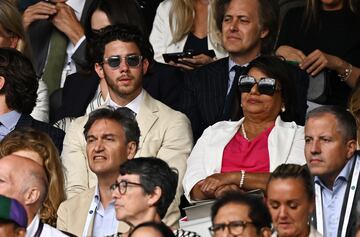 El cantante Nick Jonas y su suegra, Madhu Chopra.