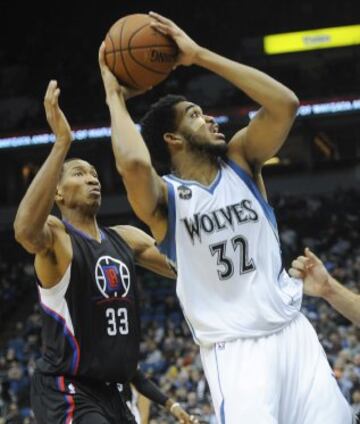 Karl-Anthony Towns intenta un lanzamiento ante Wesley Johnson.