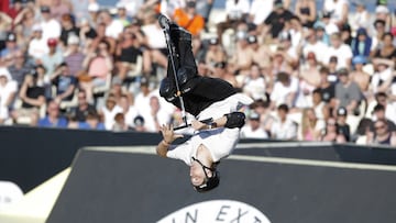 Un rider de scooter tira un backflip con su patinete en el Park del Extreme Barcelona, en el Parc del F&ograve;rum. 