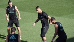 Real Madrid&#039;s Portuguese forward Cristiano Ronaldo (2nd-R) and Real Madrid&#039;s Welsh forward Gareth Bale (up) take part in a training session at Real Madrid sport city in Madrid on August 15, 2017, on the eve of the Spanish SuperCup second leg football match Real Madrid CF vs FC Barcelona. / AFP PHOTO / JAVIER SORIANO