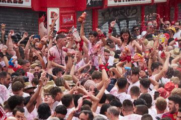 Luis Sabalza, presidente de Osasuna, lanzó el chupinazo de estos San Fermines dando inicio a una de las mayores fiestas del panorama nacional. La Plaza del Ayutamiento de Pamplona se llenó hasta la bandera.