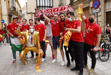 Ambiente de fiesta entre los seguidores de España y Polonia