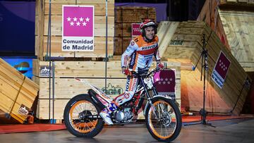 MADRID (ESPAÑA), 04/11/2023.- El piloto español 'Toni' Bou (c) logra su decimoséptimo título de campeón del mundo de X-Trial, este sábado tras competir en el Madrid Arena. Ya suma 34 coronas: 17 al aire libre y 17 bajo techo. EFE/ Lerena
